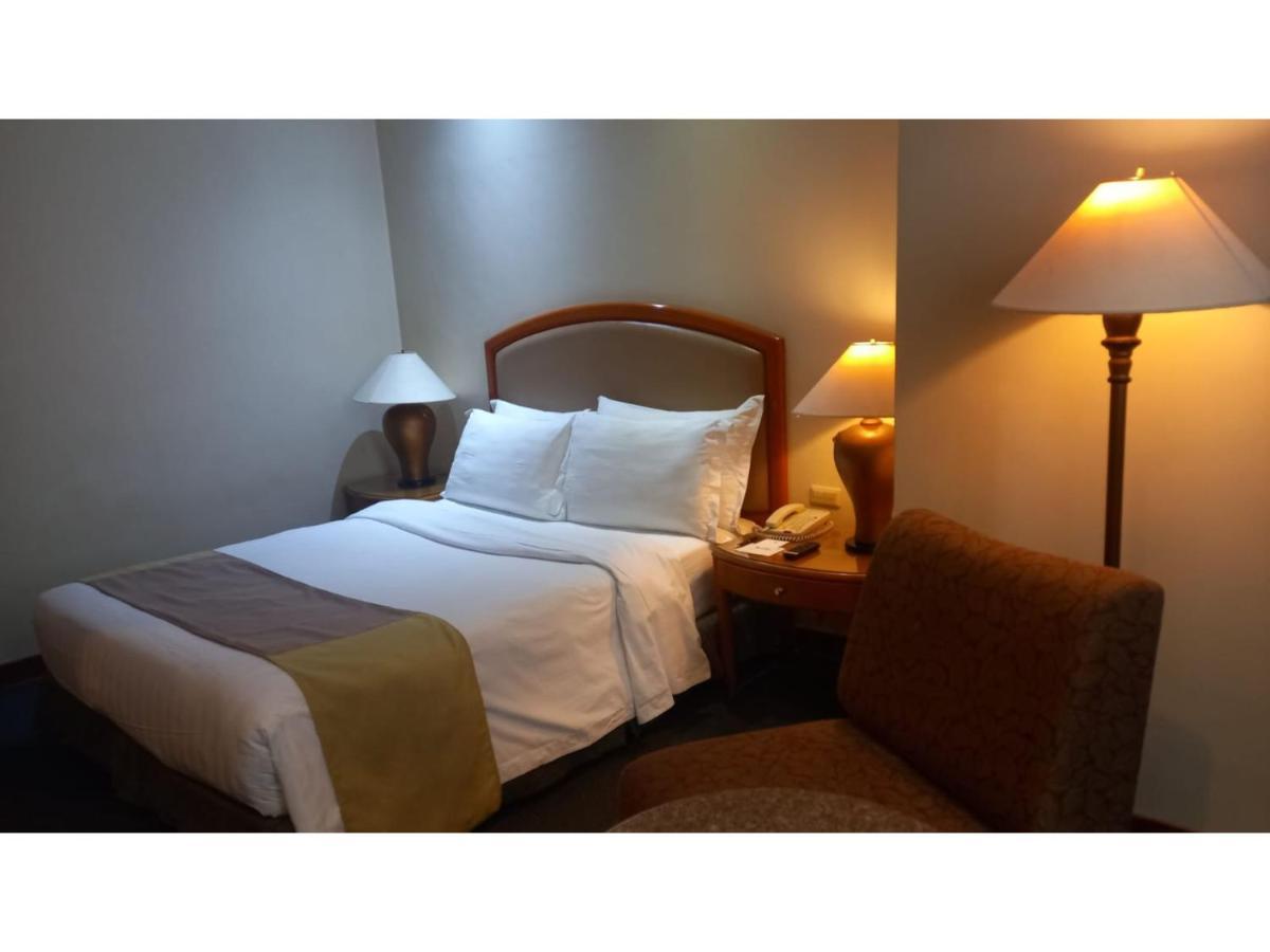 סן פדרו מקאטי Capital O 914 Makati Palace Hotel מראה חיצוני תמונה